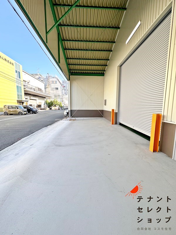 貸倉庫　八尾市 老原８丁目　広さ約６２坪　前面駐車スペース４～５台分あり ベランダ