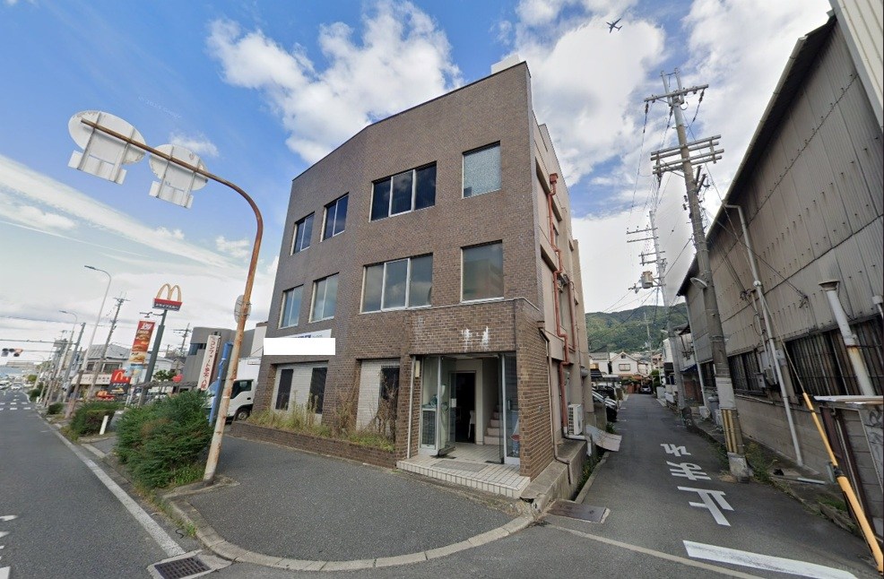貸店舗・事務所　八尾市 教興寺３丁目　広さ延べ約１１３坪　一棟貸し　角地 外観