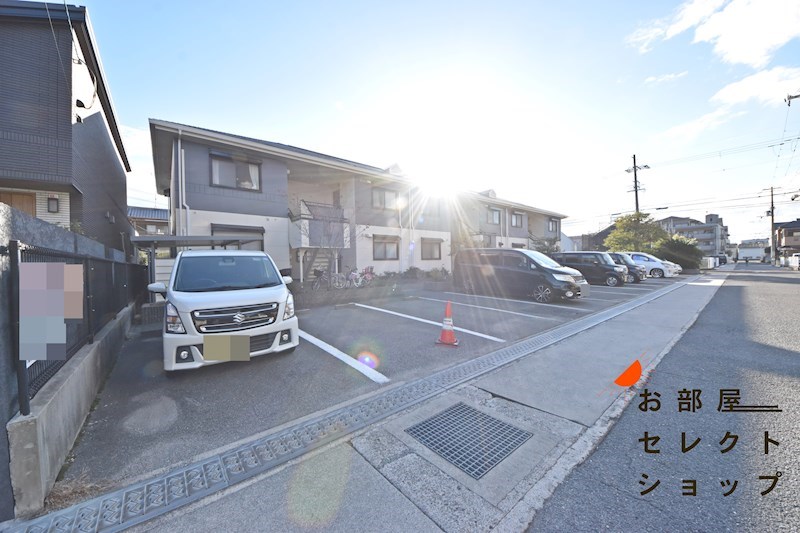 メゾンモチの木 駐車場
