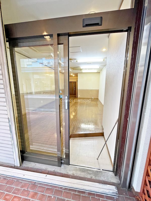 貸店舗・事務所　八尾市 山本町南１丁目　広さ約１４坪　路面店　上田ビル 玄関