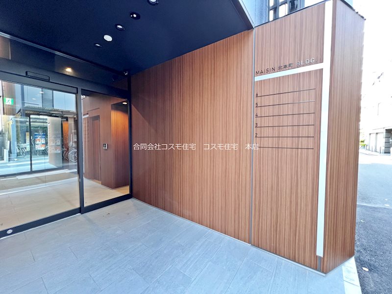 貸店舗・事務所　八尾市 北本町１丁目　広さ約３７坪　紳士服店跡　居抜き　MAISIN 北本町 BLDG. 玄関