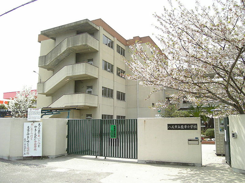 カトレアハイツ 小学校