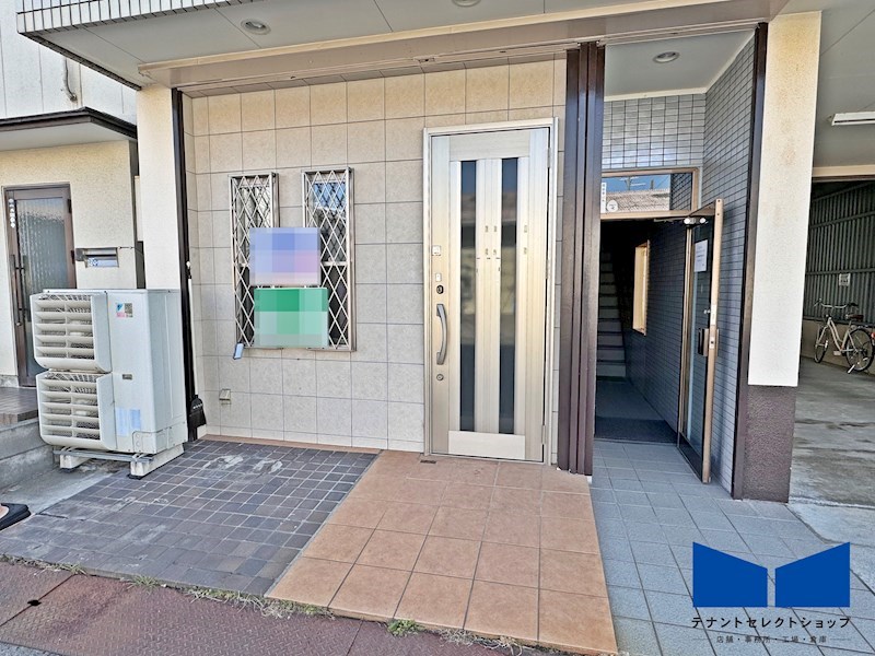 貸店舗・事務所　八尾市 中田３丁目　路面店　広さ約１０坪　辻ビル 玄関
