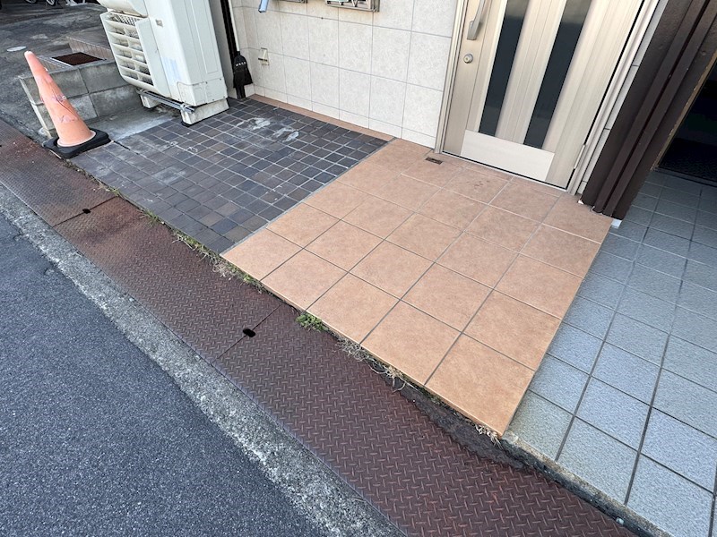 貸店舗・事務所　八尾市 中田３丁目　路面店　広さ約１０坪　辻ビル その他