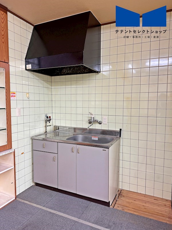 貸店舗・事務所　八尾市 中田３丁目　路面店　広さ約１０坪　辻ビル その他