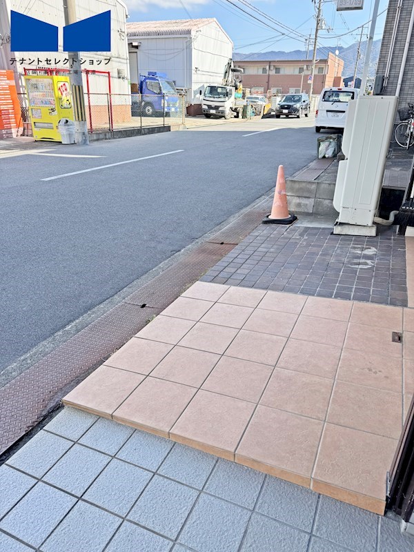 貸店舗・事務所　八尾市 中田３丁目　路面店　広さ約１０坪　辻ビル ベランダ