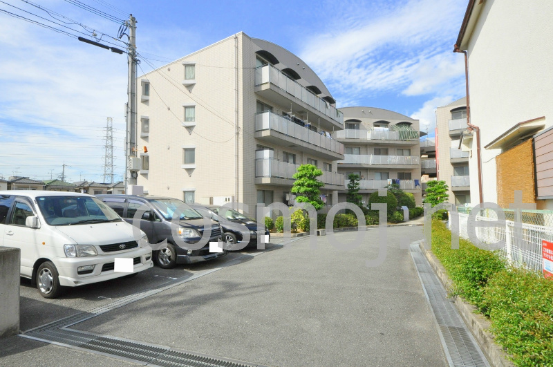 曙フラッツ 駐車場