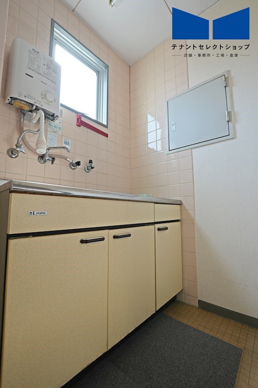 貸店舗・事務所　八尾市 東本町５丁目　広さ約１３坪　事務所仕様　飲食不可　片山ビル ベランダ