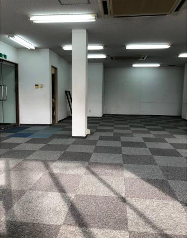 貸店舗・事務所　八尾市 東久宝寺２丁目　広さ約３０坪　学習塾跡　ワンフロア貸し 玄関