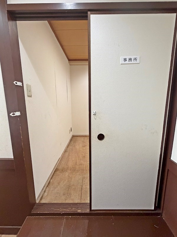 貸店舗・事務所　八尾市 光南町1丁目　広さ約１４坪　ラーメン屋跡　居抜き　沼卯ビル その他