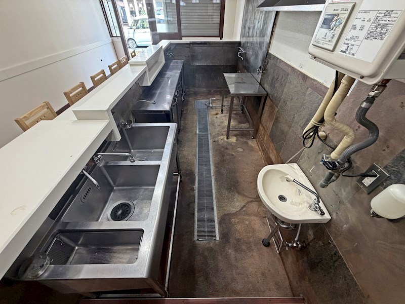 貸店舗・事務所　八尾市 光南町1丁目　広さ約１４坪　ラーメン屋跡　居抜き　沼卯ビル リビング