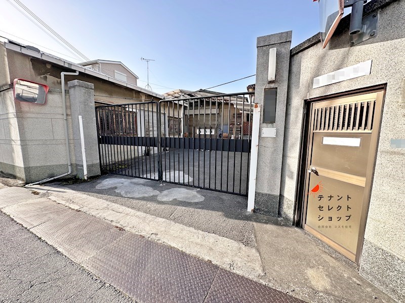 貸倉庫・事務所　八尾市 南本町３丁目　広さ約６３坪　駐車スペース付き　第一種住居地域 外観