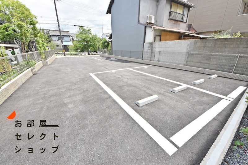 リバーサイド東久宝寺十番館 駐車場