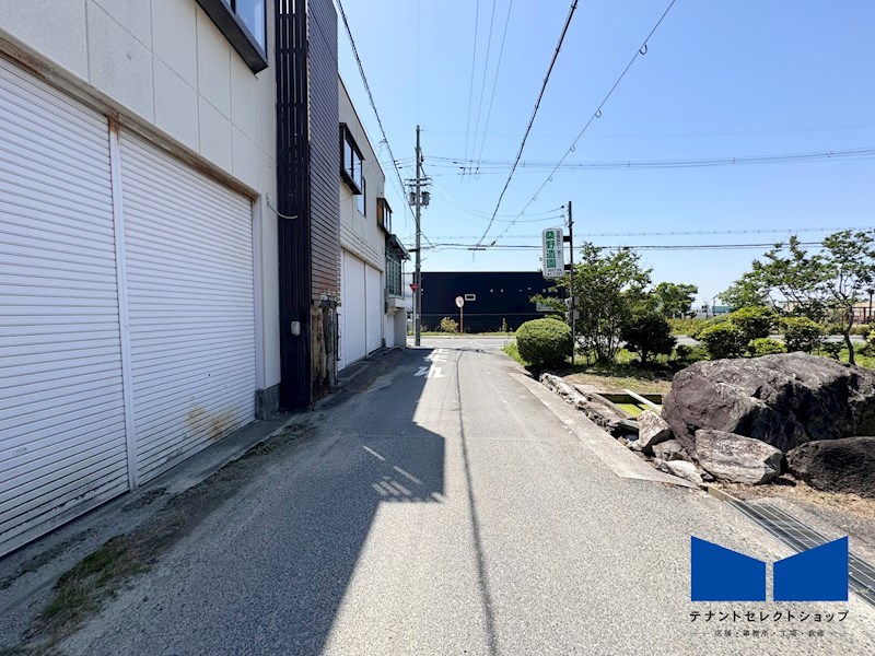 貸倉庫・事務所　八尾市 郡川３丁目　広さ延べ約１８４坪　駐車スペース複数台有り　旧１７０号線沿い その他