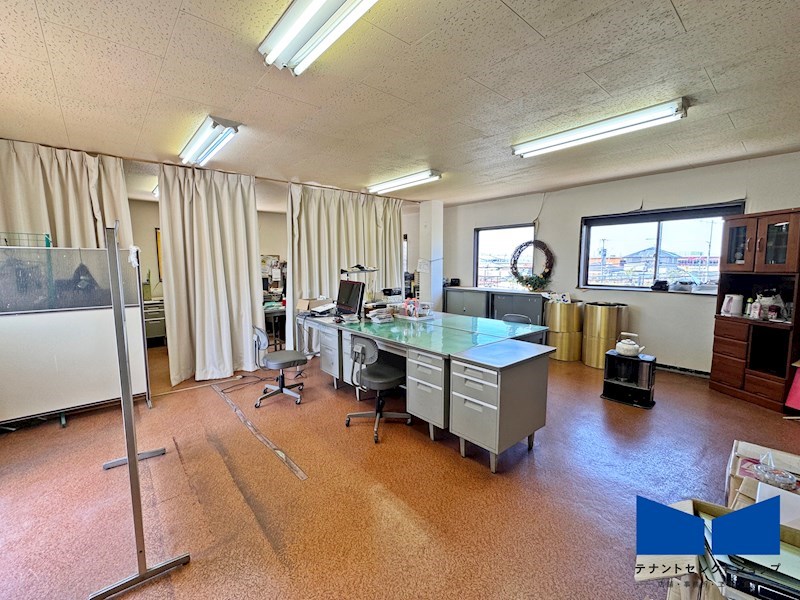貸倉庫・事務所　八尾市 郡川３丁目　広さ延べ約１８４坪　駐車スペース複数台有り　旧１７０号線沿い ベッドルーム