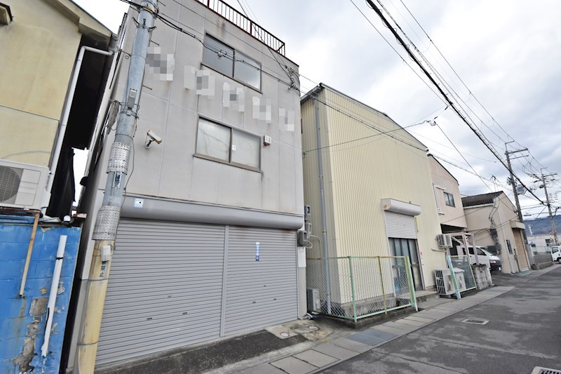 貸倉庫・作業所　八尾市 桂町６丁目　広さ延べ約２７３坪　駐車スペース・リフト付き　３棟セット貸し 間取り