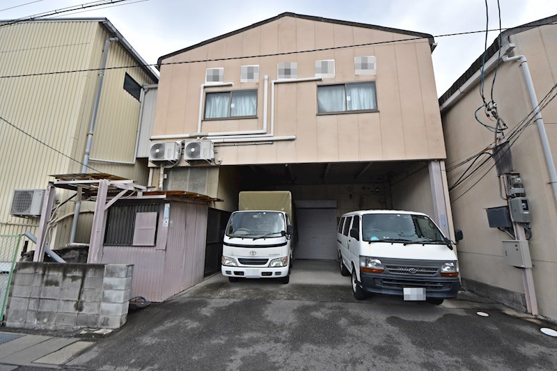 貸倉庫・作業所 八尾市 桂町6丁目 広さ延べ約273坪 駐車スペース・リフト付き 3棟セット貸し 外観