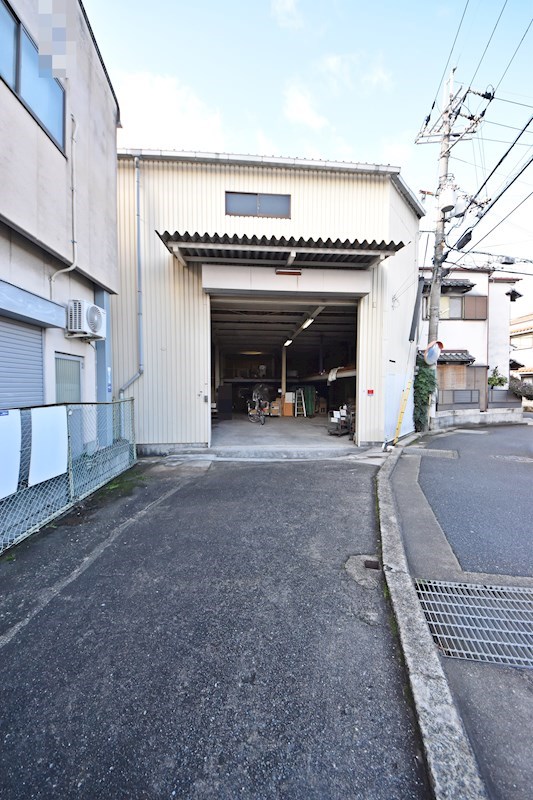 貸倉庫・作業所　八尾市 桂町６丁目　広さ延べ約２７３坪　駐車スペース・リフト付き　３棟セット貸し その他