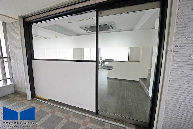 貸店舗・事務所　八尾市 本町４丁目　広さ約１８坪　パールナイン 玄関