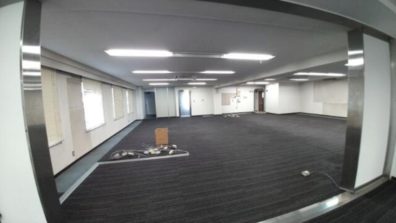 貸店舗・事務所　八尾市 清水町１丁目　広さ約９２坪　検査済証あり　光ビル　※分割相談可 玄関