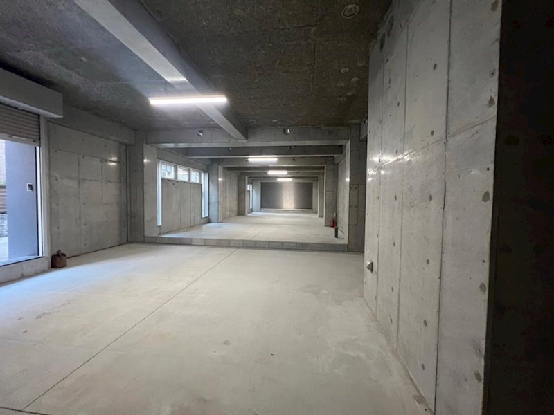 貸店舗・事務所　八尾市 東本町４丁目　広さ約５１坪　ロードサイド　路面店 玄関