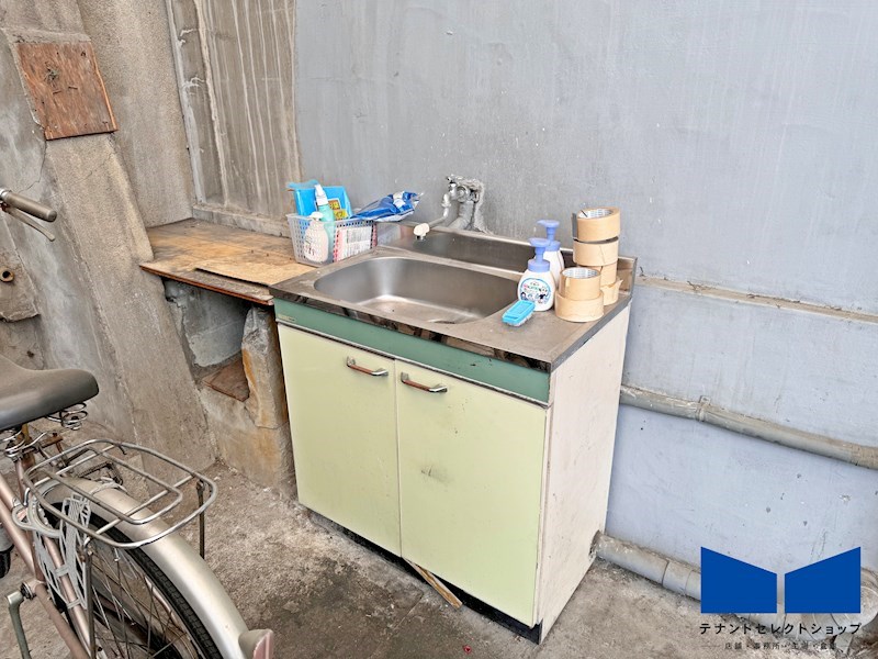 貸倉庫・事務所　八尾市 南本町３丁目　広さ約６３坪　駐車スペース付き　第一種住居地域 その他