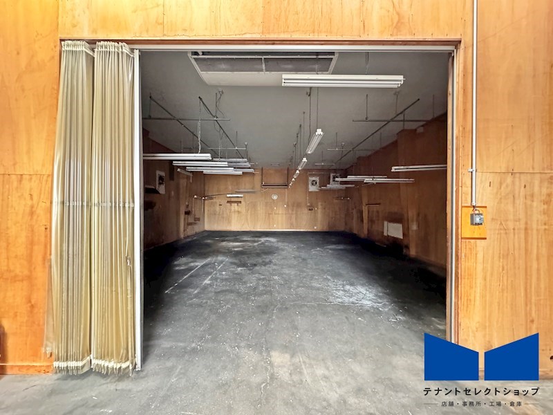 貸倉庫・事務所　八尾市 南本町３丁目　広さ約６３坪　駐車スペース付き　第一種住居地域 その他