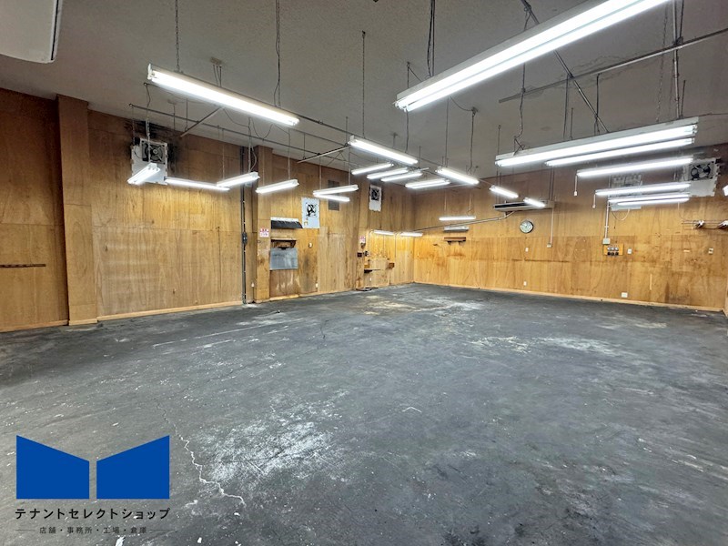 貸倉庫・事務所　八尾市 南本町３丁目　広さ約６３坪　駐車スペース付き　第一種住居地域 その他