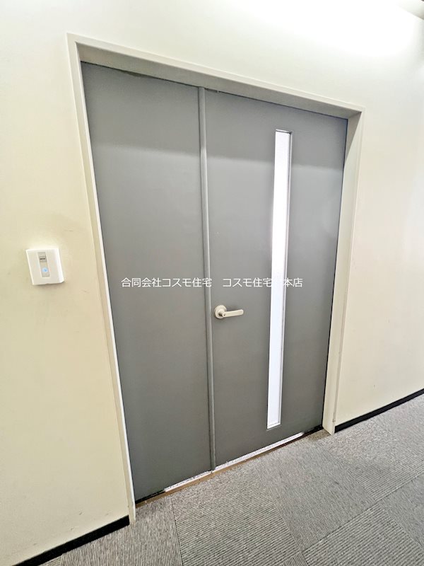 貸店舗・事務所　八尾市 光町１丁目　広さ約２０坪　室内リフォーム済み　EV付き　ダイエービルド八尾ビル 玄関