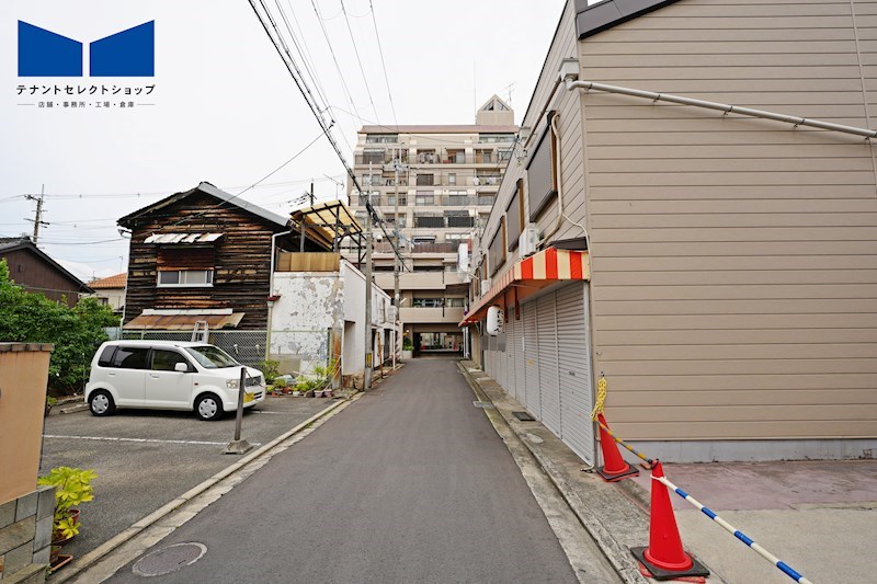 貸店舗・事務所　八尾市 本町４丁目　広さ約１０坪　ファミリーロード商店街内　路面店　八尾天満宮店舗 ベランダ