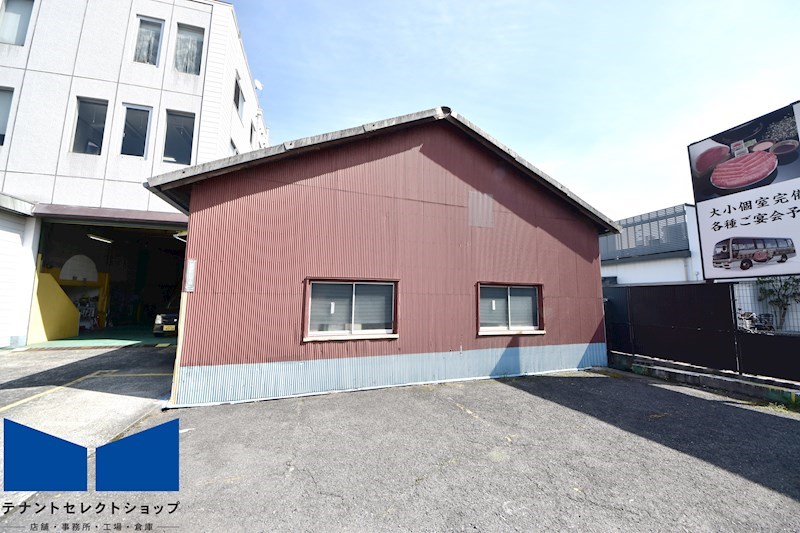 貸倉庫・作業所 八尾市 新家町3丁目 広さ約100坪 前面駐車スペース有り 平屋建て 外観