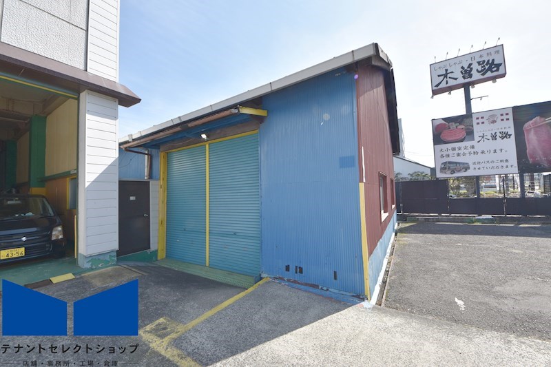 貸倉庫・作業所　八尾市 新家町３丁目　広さ約１００坪　前面駐車スペース有り　平屋建て 玄関