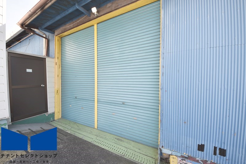 貸倉庫・作業所　八尾市 新家町３丁目　広さ約１００坪　前面駐車スペース有り　平屋建て リビング