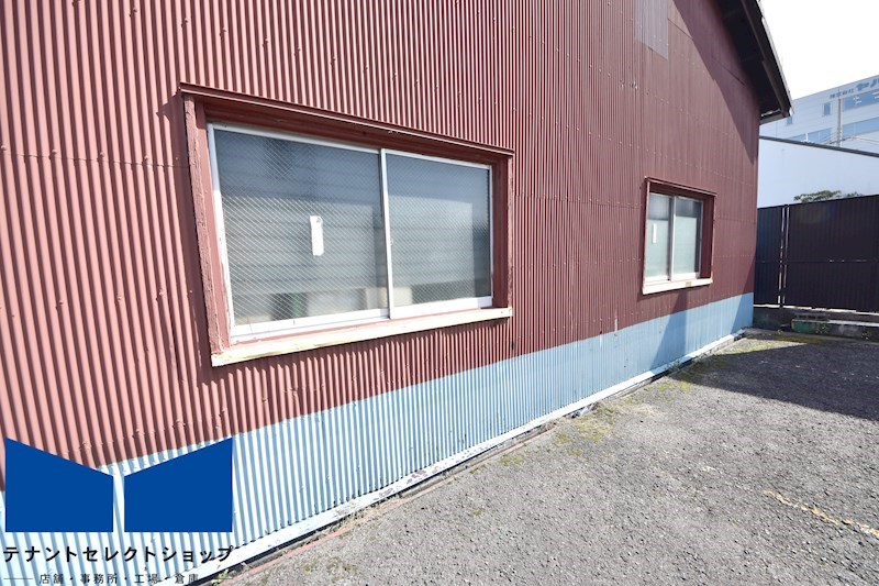 貸倉庫・作業所　八尾市 新家町３丁目　広さ約１００坪　前面駐車スペース有り　平屋建て キッチン