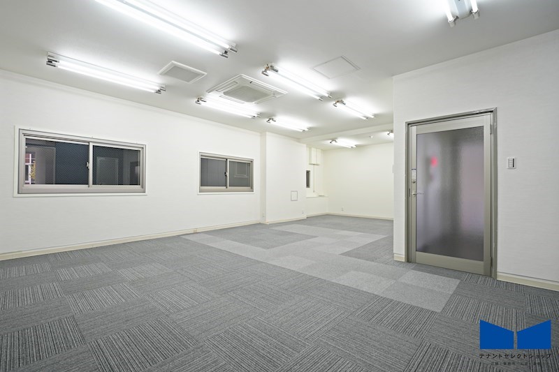 貸店舗・事務所　八尾市 本町２丁目　広さ約１８坪　角区画　本町つばきビル 玄関