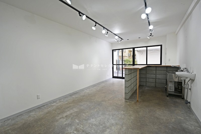貸店舗・事務所　八尾市 山本町南１丁目　広さ約１０坪　観葉植物販売店跡　居抜き　路面店　※軽飲食相談可 風呂画像