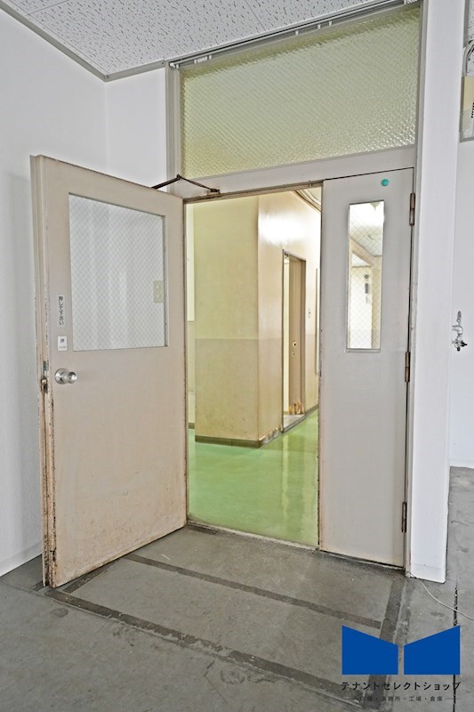 貸店舗・事務所　八尾市 山本町南４丁目　広さ約２０坪　角区画　EV付き　駅前テナントビル　グロー河内山本駅前 玄関