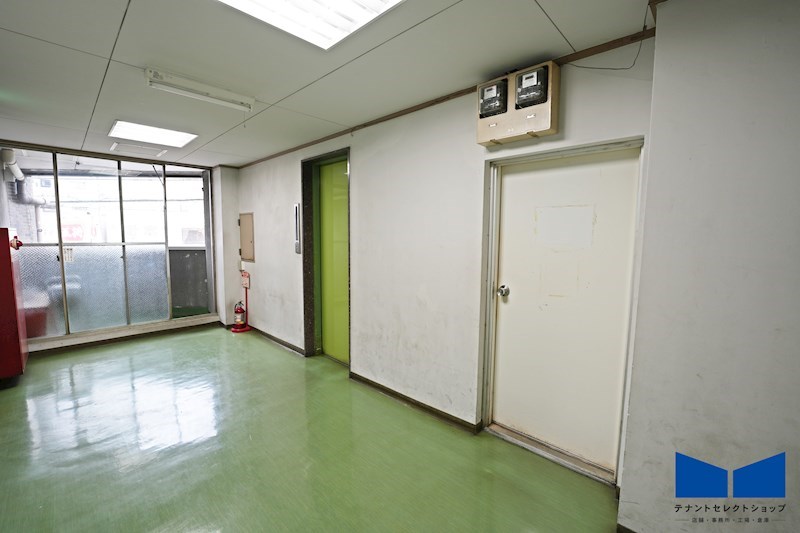 貸店舗・事務所　八尾市 山本町南４丁目　広さ約１７坪　EV付き　駅前テナントビル　グロー河内山本駅前 ベランダ