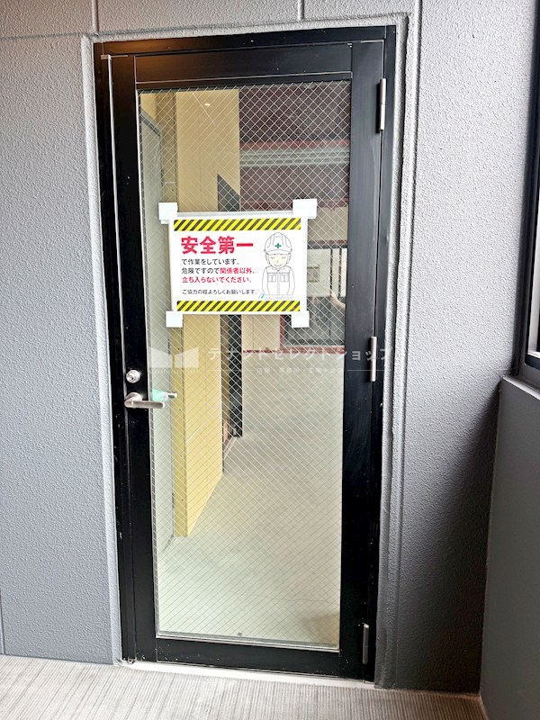 貸店舗・事務所　八尾市 志紀町２丁目　角区画　約２０坪　志紀駅前テナントビル 玄関