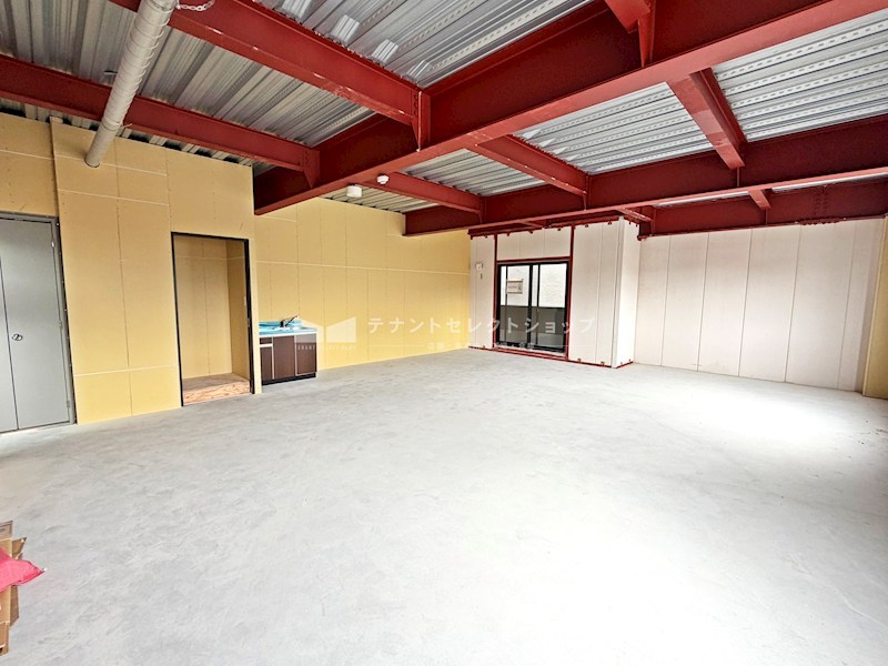 貸店舗・事務所　八尾市 志紀町２丁目　角区画　約２０坪　志紀駅前テナントビル リビング