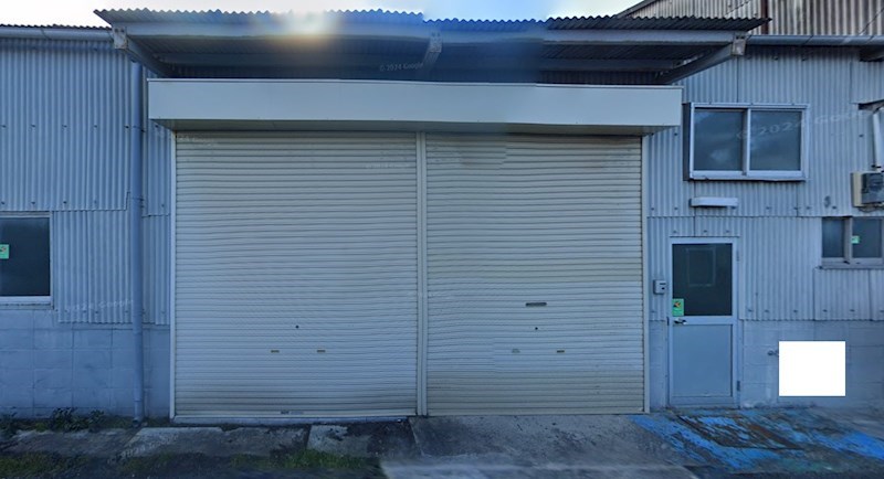 貸倉庫・事務所　八尾市 竹渕２丁目　広さ約４０坪　トイレあり　平屋建て　準工業地域　※浄化槽　笹野リース建物 玄関