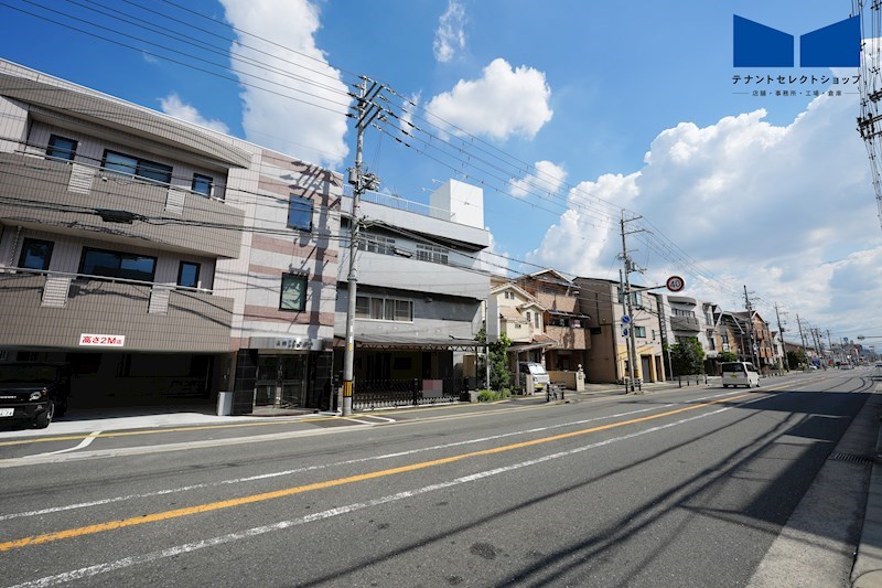 貸店舗・事務所　八尾市 青山町２丁目　広さ延べ約８４坪　駐車場付き　一棟貸し　青山通り沿い その他