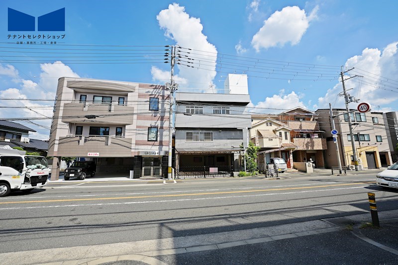 貸店舗・事務所　八尾市 青山町２丁目　広さ延べ約８４坪　駐車場付き　一棟貸し　青山通り沿い その他