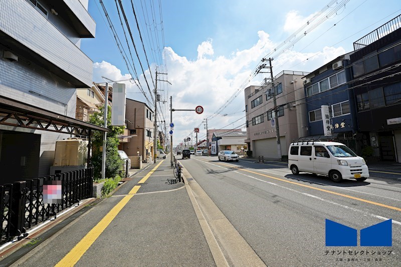 貸店舗・事務所　八尾市 青山町２丁目　広さ延べ約８４坪　駐車場付き　一棟貸し　青山通り沿い その他