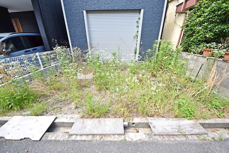 貸倉庫・事務所　八尾市 上之島町南１丁目　広さ約１２坪　前面駐車スペースあり ベランダ