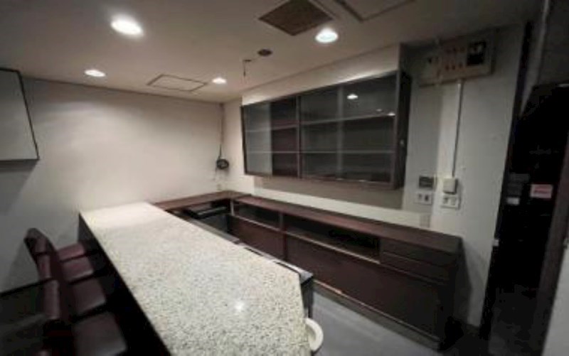貸店舗・事務所　八尾市 山本町南１丁目　広さ約８坪　BAR居抜き　コスモパラダイス リビング