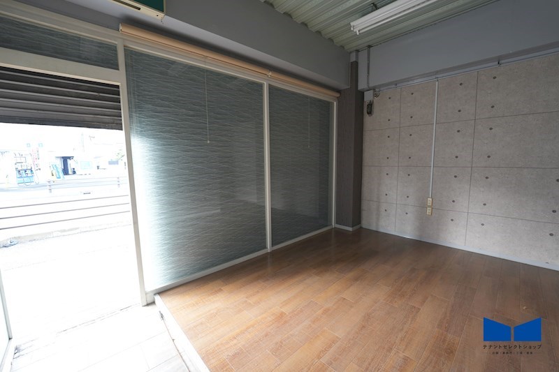 貸店舗・事務所　八尾市 天王寺屋２丁目　広さ約１４坪　ロードサイド　路面店　シーズンコート ベランダ