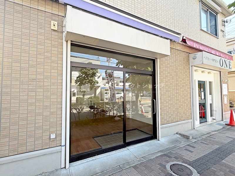 貸店舗・事務所　八尾市 陽光園２丁目　広さ約１５坪　路面店　角区画 玄関