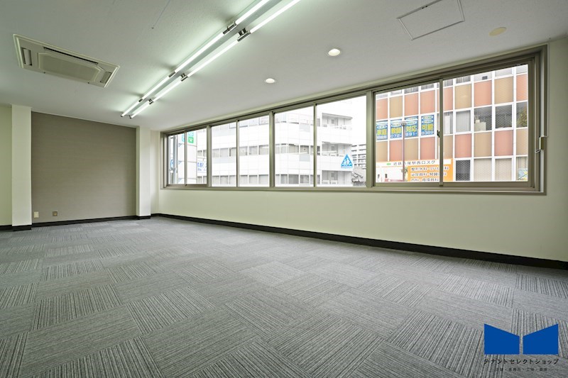 貸店舗・事務所　八尾市 本町２丁目　広さ約１６坪　本町つばきビル 玄関