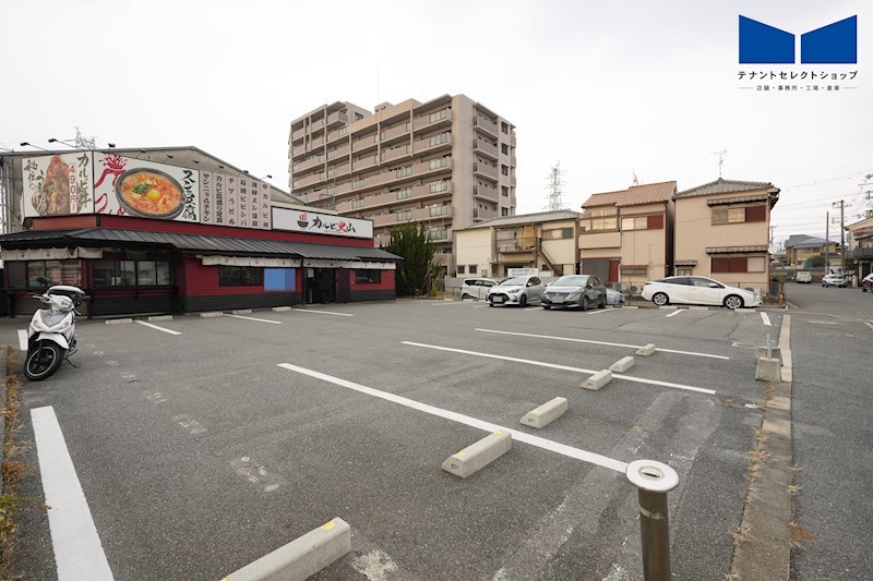 貸店舗・事務所　八尾市 天王寺屋２丁目　広さ約３３坪　駐車場１２台分あり　飲食店跡　ロードサイド ベランダ